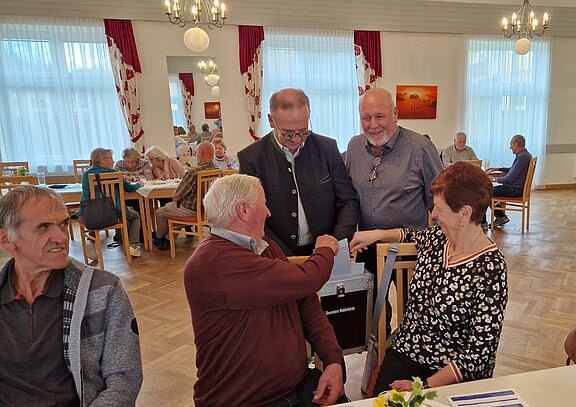 Wahlhelfer Hans Nagl und Peter Leopold