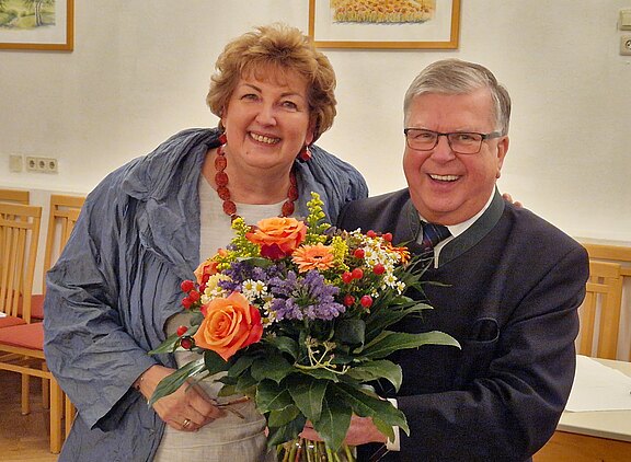 Altobmann Edi Deimel gratuliert die neue Obfrau Gabriele Strommer